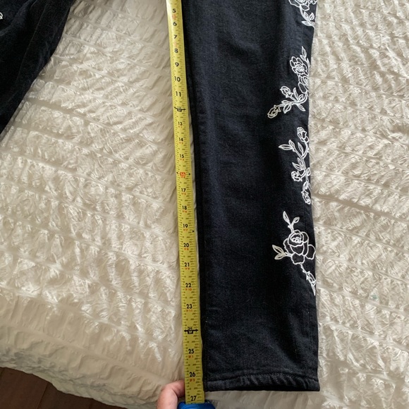 Levi’s women’s charcoal black embroidered flowers 721 high rise skinny 30 - Picture 14 of 15